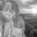 Estatua de un arcángel en actitud de oración, con alas extendidas y mirando hacia el horizonte, simbolizando paz y protección celestial.