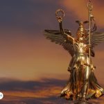 Estatua dorada de un arcángel al atardecer, sosteniendo una corona y un bastón, representando la protección y guía divina.