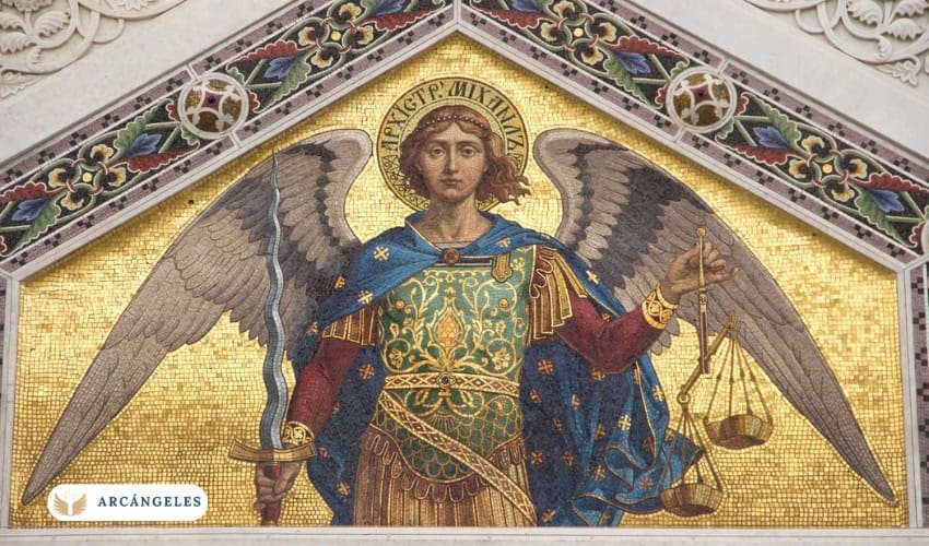 Representación del Arcángel Miguel en un mosaico dorado, con armadura, alas extendidas, una balanza de justicia en la mano izquierda y una espada flamígera en la mano derecha, símbolo de protección y equilibrio espiritual.