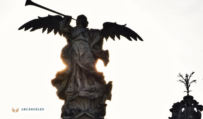 Representación escultórica de San Gabriel, el arcángel anunciador, tocando la trompeta.