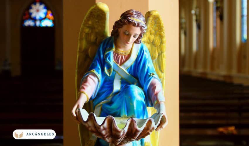 Representación escultórica de San Gabriel, el mensajero divino, anunciando con su trompeta.