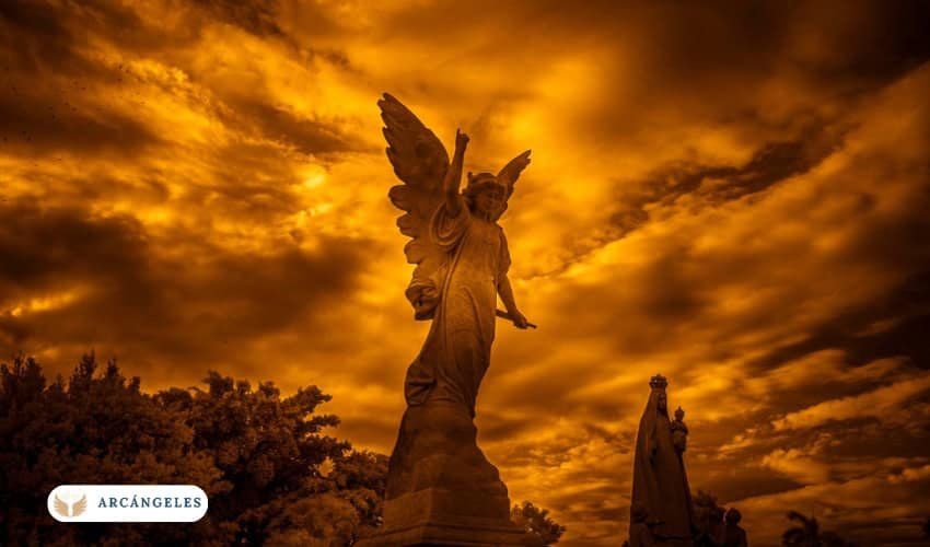 Representación artística del Arcángel Uriel, figura bíblica asociada a la sabiduría y la revelación divina. La estatua, con su postura majestuosa, se alza en un entorno que sugiere conexión entre el mundo terrenal y el celestial.