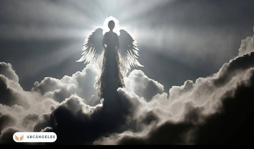 Silueta de un arcángel entre las nubes, iluminado por un resplandor celestial, simbolizando protección y guía espiritual
