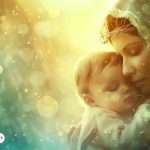 Madre con su hijo en brazos bajo una luz celestial simbolizando la protección divina de los arcángeles