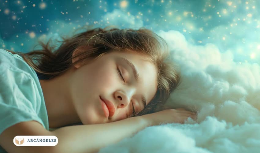 Mujer durmiendo plácidamente, envuelta en un ambiente de paz y luz celestial, simbolizando la protección de San Miguel Arcángel durante el descanso