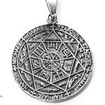 Sello de los 7 arcángeles en forma de colgante de plata, con nombres de los arcángeles Miguel, Gabriel, Rafael, Uriel, Zadkiel, Samael y Tzafkiel grabados en un diseño geométrico circular.